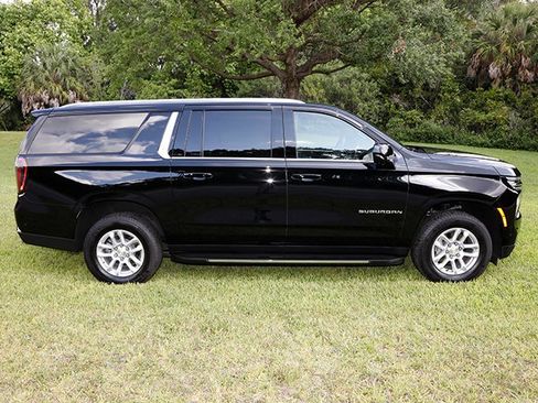 Used 2025 Chevrolet Suburban LS RWD image 7