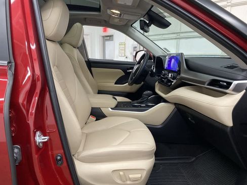 Used 2023 Toyota Highlander XLE image 19