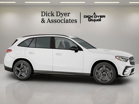 Used 2025 Mercedes-Benz GLC 300 4MATIC image 3
