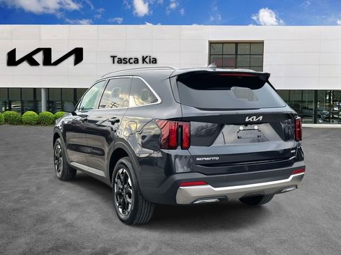 Used 2025 Kia Sorento S image 4