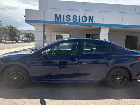 Used 2025 Toyota Camry SE FWD image 2