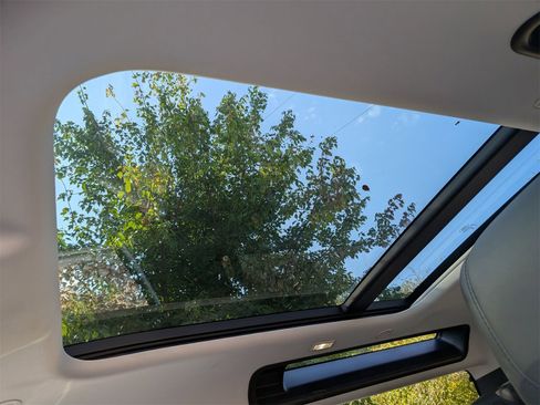 Used 2023 Land Rover Defender 90 S image 27