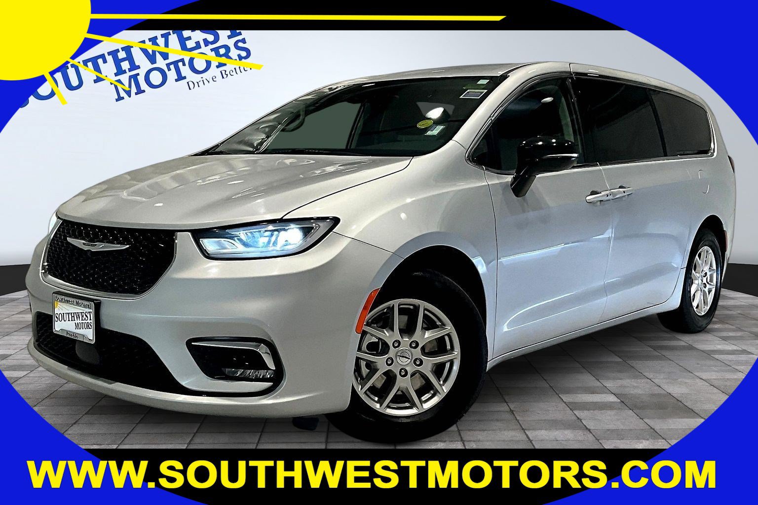 Used 2024 Chrysler Pacifica Touring-L FWD image 1