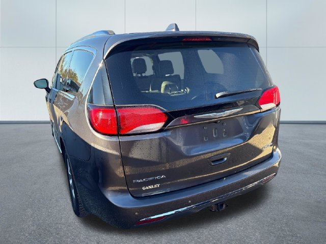 Used 2017 Chrysler Pacifica Limited FWD image 2