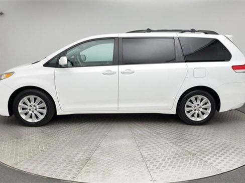 Used 2011 Toyota Sienna XLE w/ Premium Pkg image 5