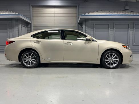 Used 2017 Lexus ES 300h w/ Luxury Package FWD image 8