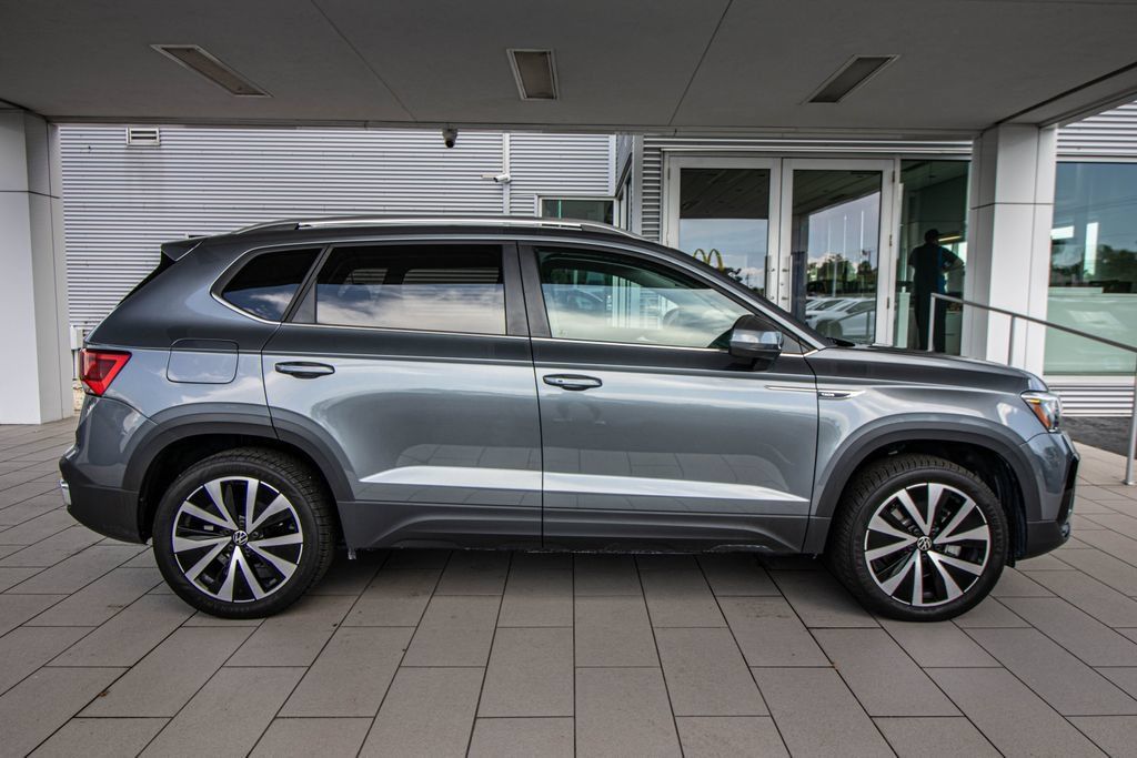 Certified 2023 Volkswagen Taos SE w/ Panoramic Sunroof Package FWD image 3