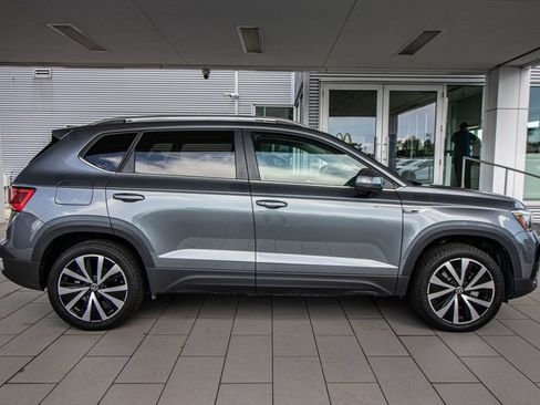 Certified 2023 Volkswagen Taos SE w/ Panoramic Sunroof Package FWD image 3