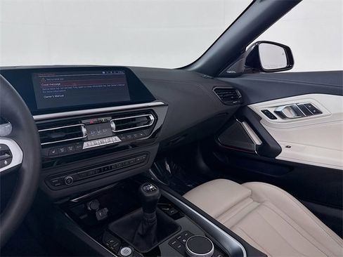 Used 2025 BMW Z4 M40i w/ Premium Package image 25