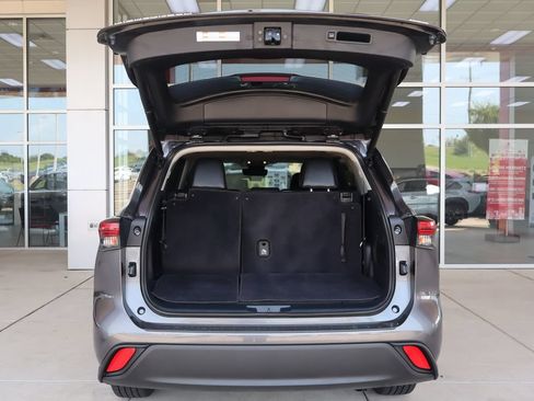 Used 2022 Toyota Highlander XLE FWD image 8