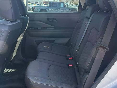 Used 2024 Nissan Pathfinder S image 33