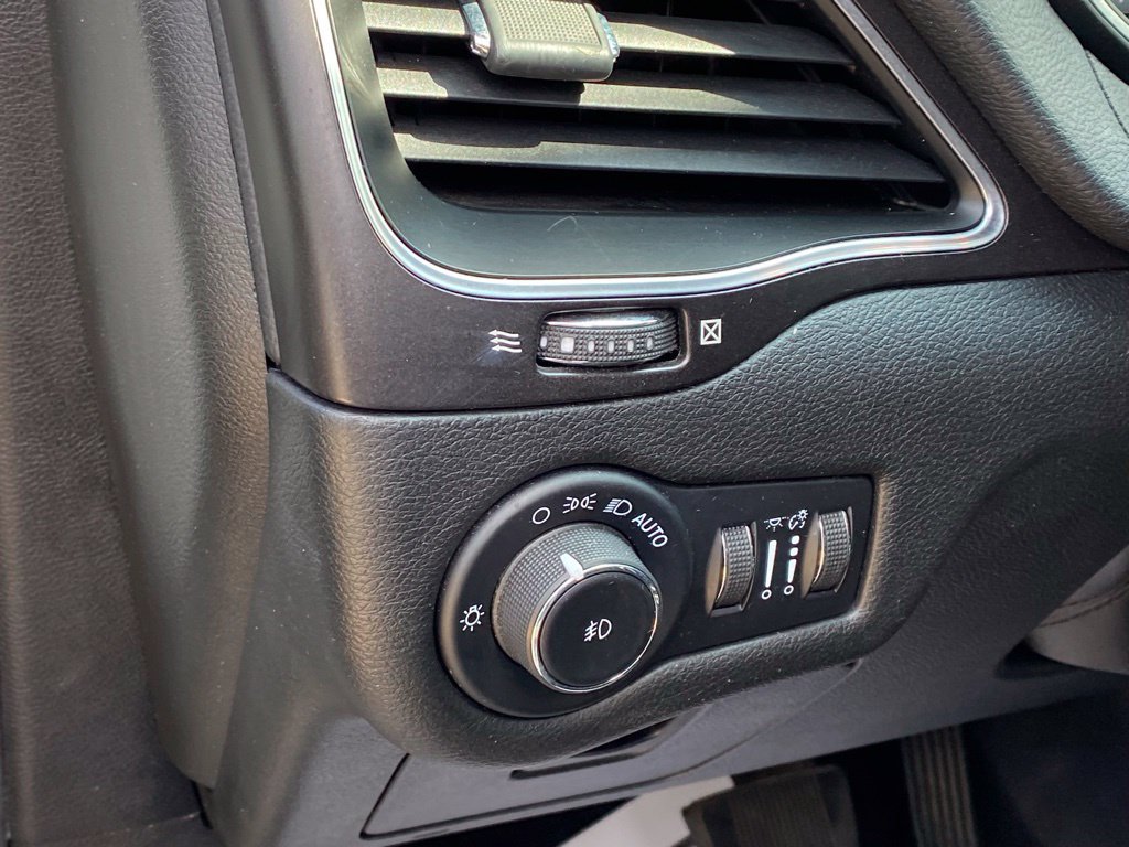 Used 2021 Jeep Cherokee Trailhawk AWD/4WD image 12