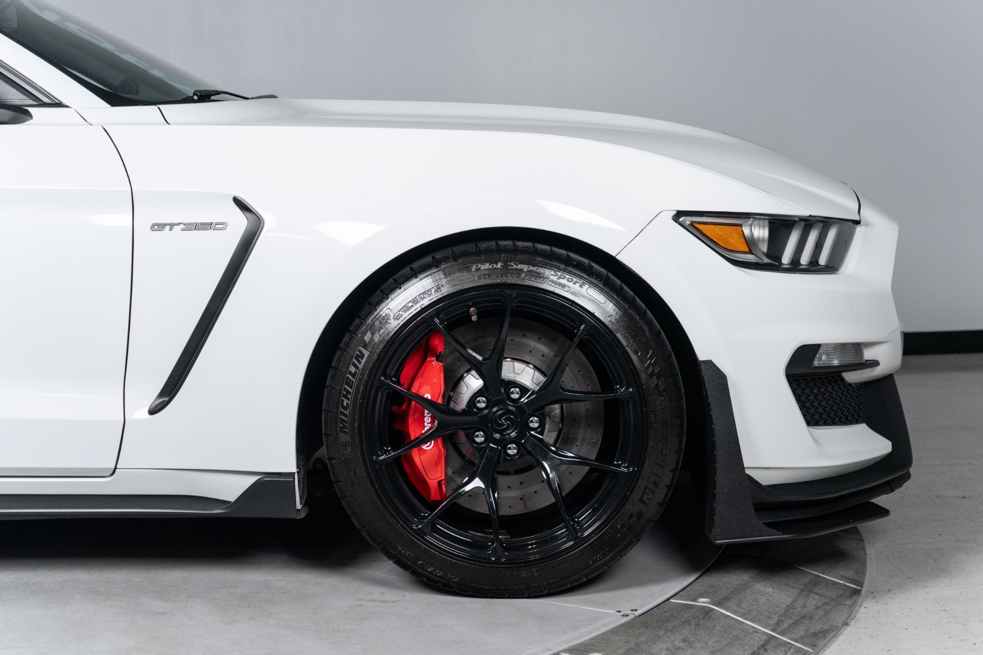 Used 2016 Ford Mustang Shelby GT350 w/ Technology Package RWD image 28