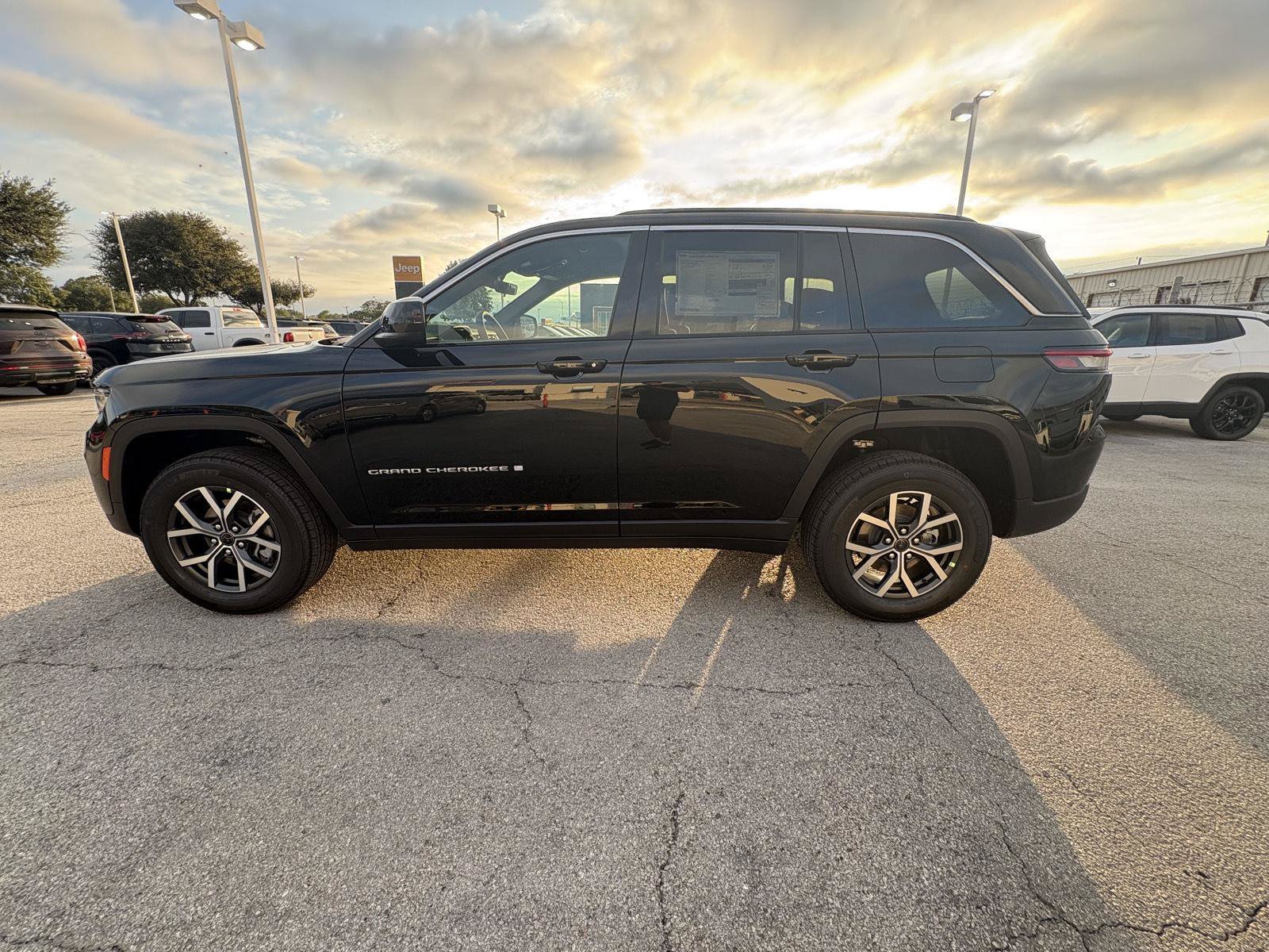 New 2027 Jeep Grand Cherokee Laredo X RWD image 5