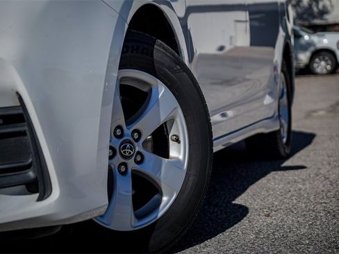 Used 2020 Toyota Sienna LE image 2