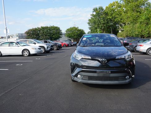 Used 2019 Toyota C-HR Limited FWD image 2