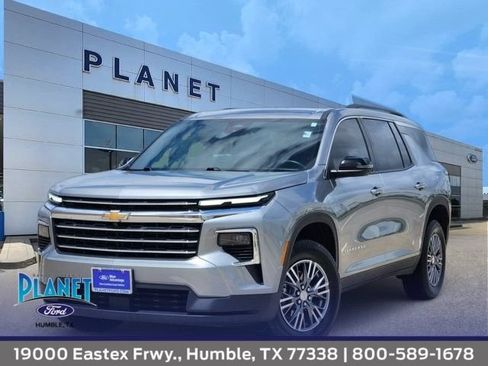 Used 2026 Chevrolet Traverse LT FWD image 1