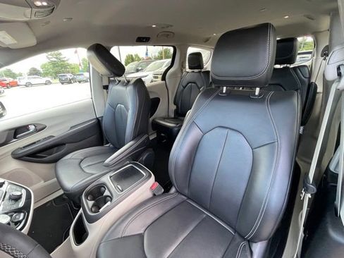 Used 2024 Chrysler Pacifica Touring-L FWD image 17