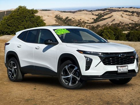 Used 2024 Chevrolet Trax RS w/ Sunroof Package image 2