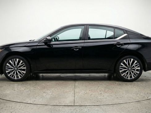 Used 2025 Nissan Altima 2.5 SV FWD image 5