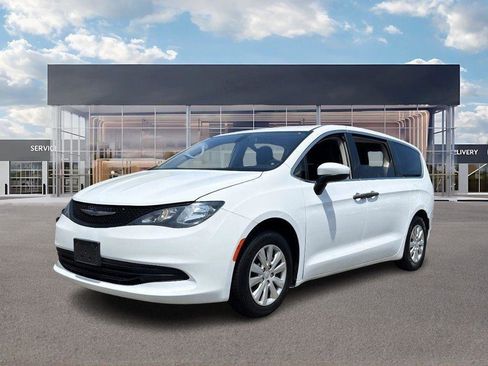 Used 2020 Chrysler Voyager L image 1