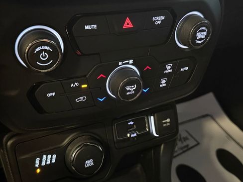 Used 2018 Jeep Renegade Latitude w/ Cold Weather Group image 16