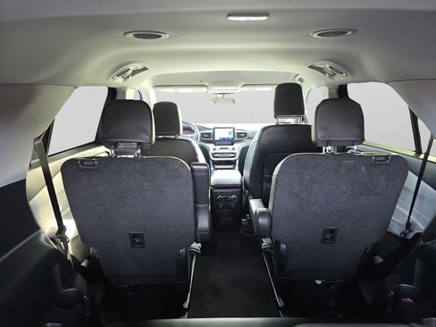 Used 2022 Ford Explorer XLT w/ Equipment Group 202A image 11