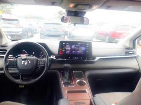 Used 2024 Toyota Sienna LE image 2