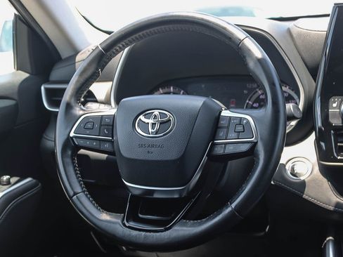 Used 2021 Toyota Highlander XLE FWD image 16