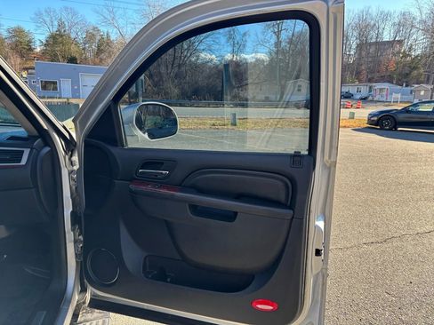 Used 2013 Cadillac Escalade Premium image 17