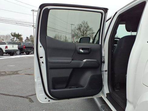 Used 2021 Toyota Tacoma TRD Sport w/ Technology Package image 13