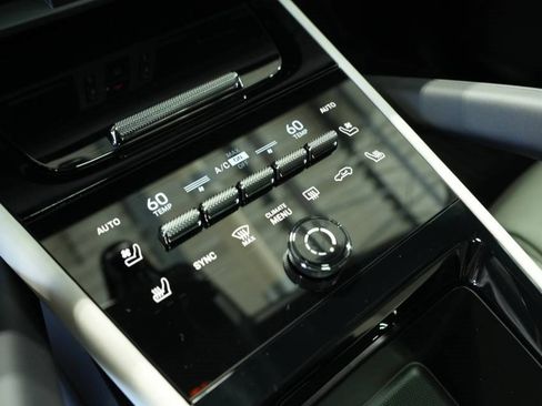 Used 2025 Porsche Cayenne Coupe image 23