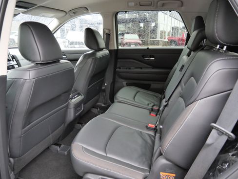 Used 2023 Nissan Pathfinder SL image 13