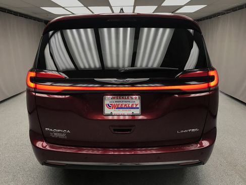 Used 2023 Chrysler Pacifica Limited image 3