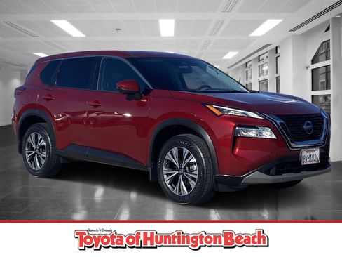 Used 2021 Nissan Rogue SV image 1