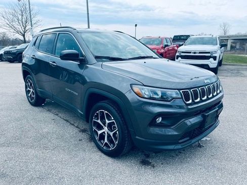 Used 2024 Jeep Compass Latitude image 9