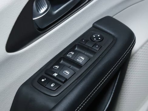 Used 2023 Chrysler Pacifica Touring-L image 15