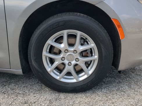 Certified 2020 Chrysler Voyager LX FWD image 9