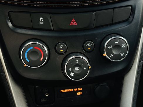 Used 2020 Chevrolet Trax LT w/ Sun & Sound Package AWD/4WD image 16