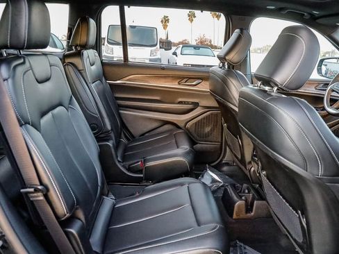 Certified 2024 Jeep Grand Cherokee L Limited w/ Luxury Tech Group II image 20