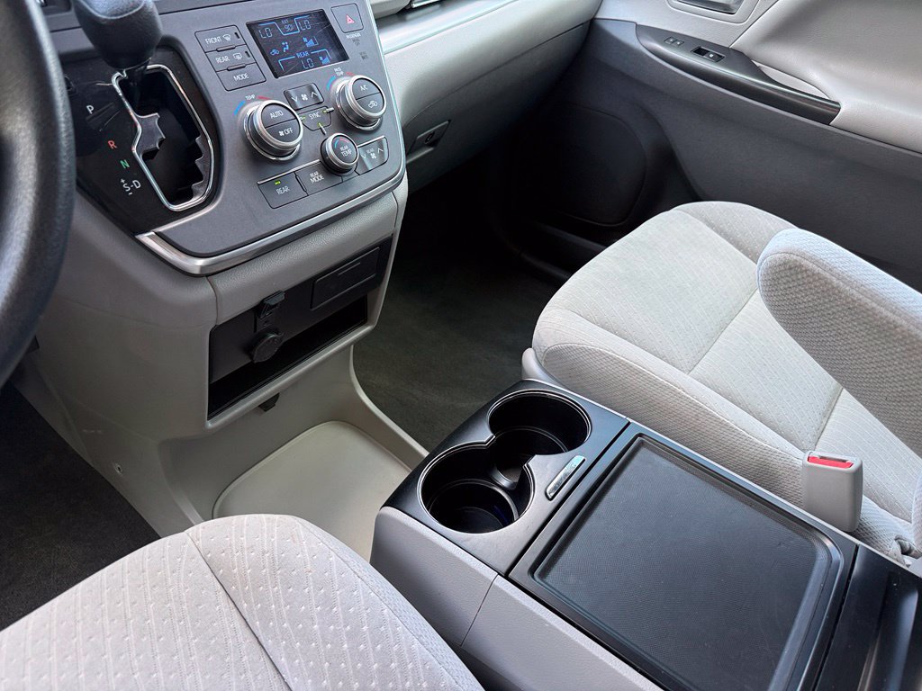 Used 2018 Toyota Sienna LE FWD image 13