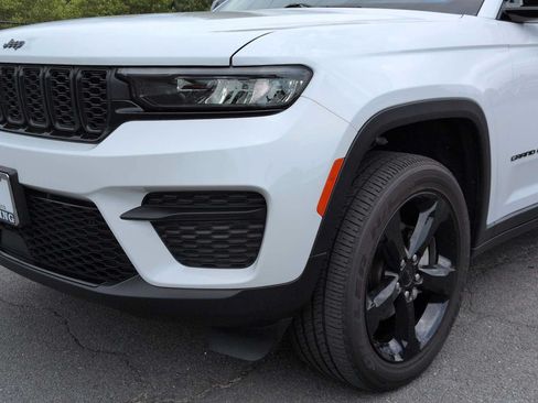 Used 2023 Jeep Grand Cherokee Altitude AWD/4WD image 11