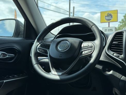 Used 2021 Jeep Cherokee Latitude Plus FWD image 24