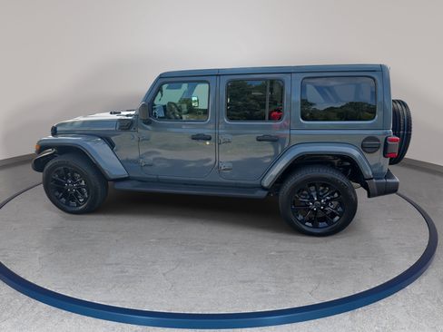 Used 2025 Jeep Wrangler Unlimited Sahara AWD/4WD image 8
