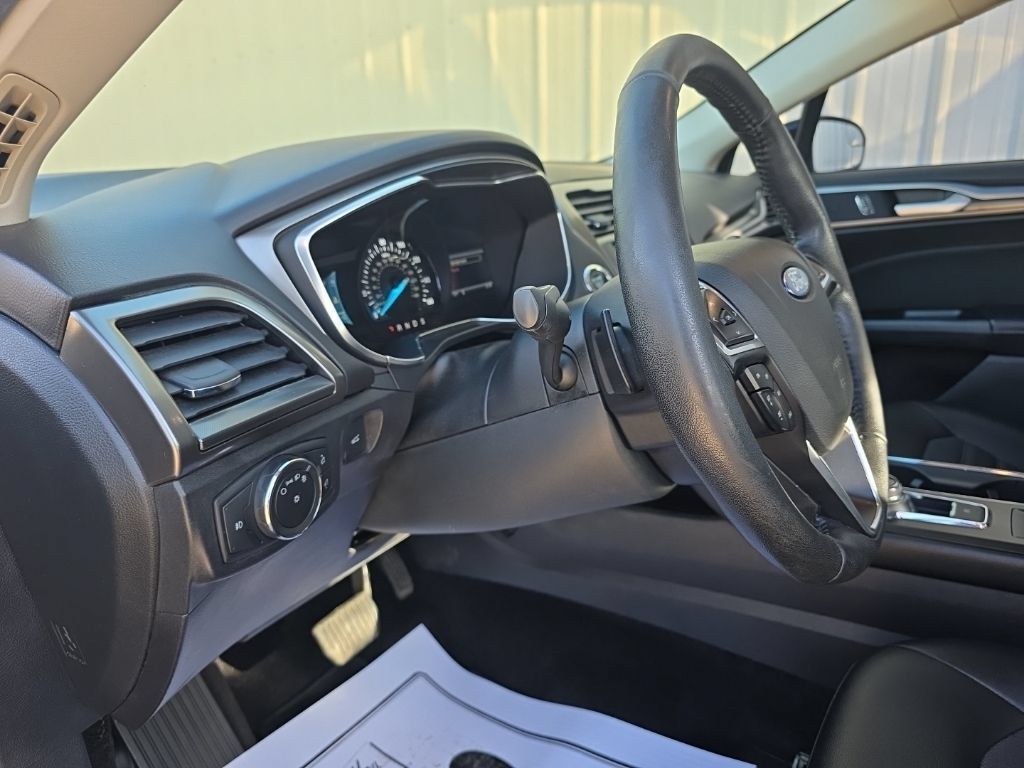 Used 2017 Ford Fusion SE w/ Equipment Group 201A FWD image 14