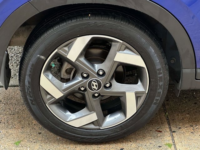 Used 2024 Hyundai Venue SEL FWD image 11