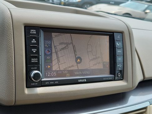 Used 2010 Volkswagen Routan SE FWD image 16