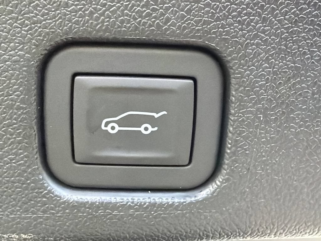 Used 2026 GMC Acadia Elevation FWD image 19