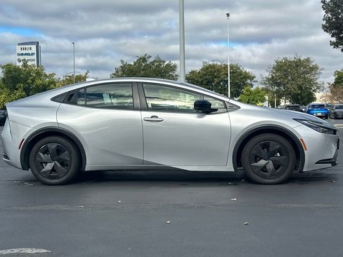Used 2023 Toyota Prius LE FWD image 3