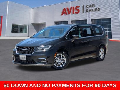 Used 2025 Chrysler Pacifica Select